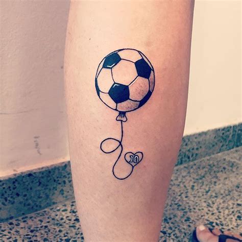 tatuajes pequeos de ftbol|10 Tatuajes pequeños de fútbol para proclamar tu。